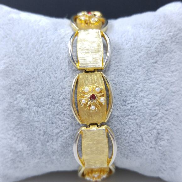 Vintage BSK Floral Bracelet, Gold Tone, 1950s Jewelry - Picture 2 of 10